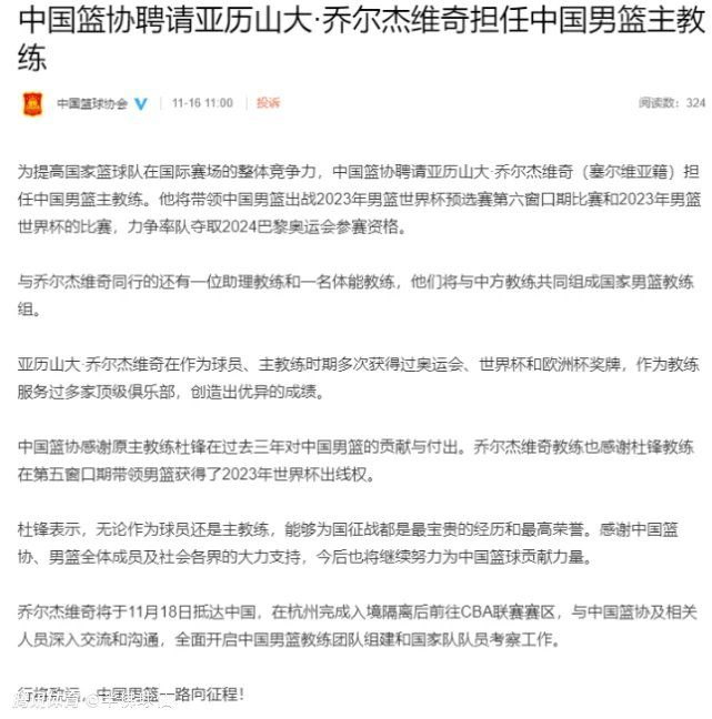 十几平方的狭长屋子，几盏昏黄的吊灯;三张铁质的理发椅和几位最平凡的中国手艺人